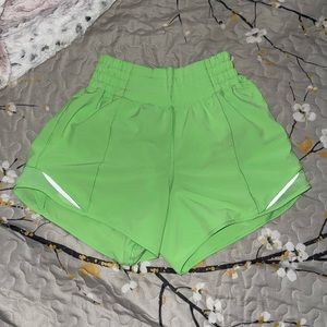 Lululemon hotty hot size 2 4inch SCREAM GREEN!!💚